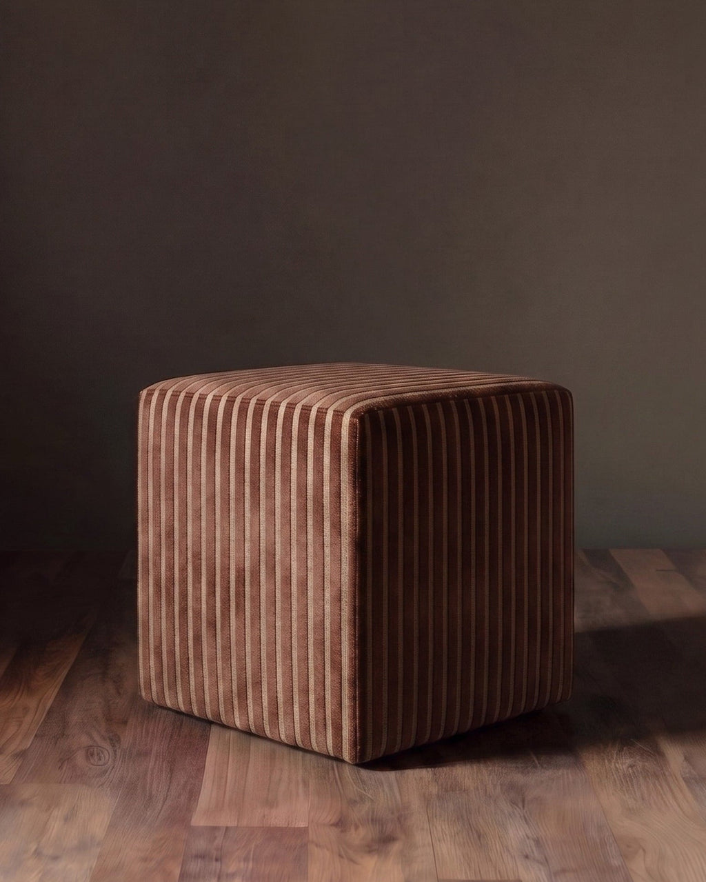 Barnaby, pouf carré en velours