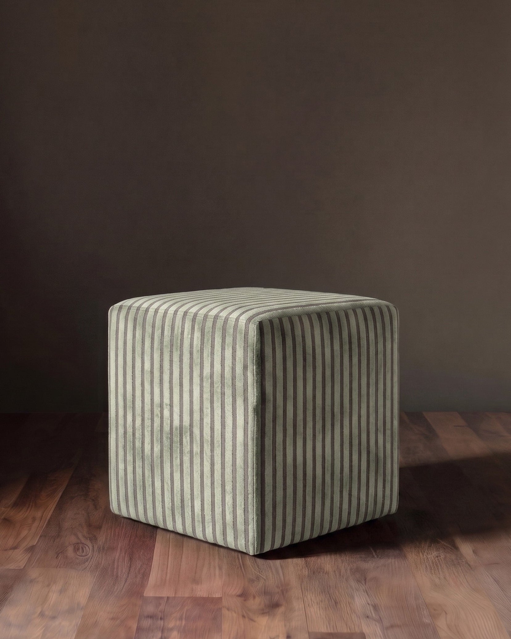 Barnaby, pouf carré en velours