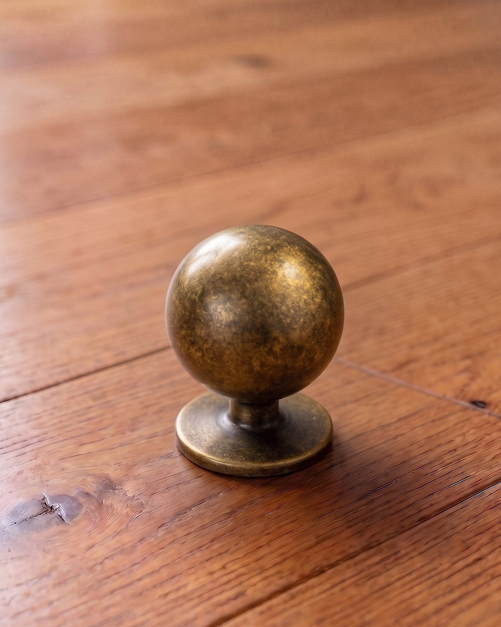 Le bouton de meuble sphérique Aurelia – Laiton antique