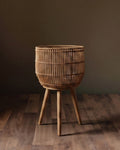 Le pot de fleurs sur pied en rotin Atelier