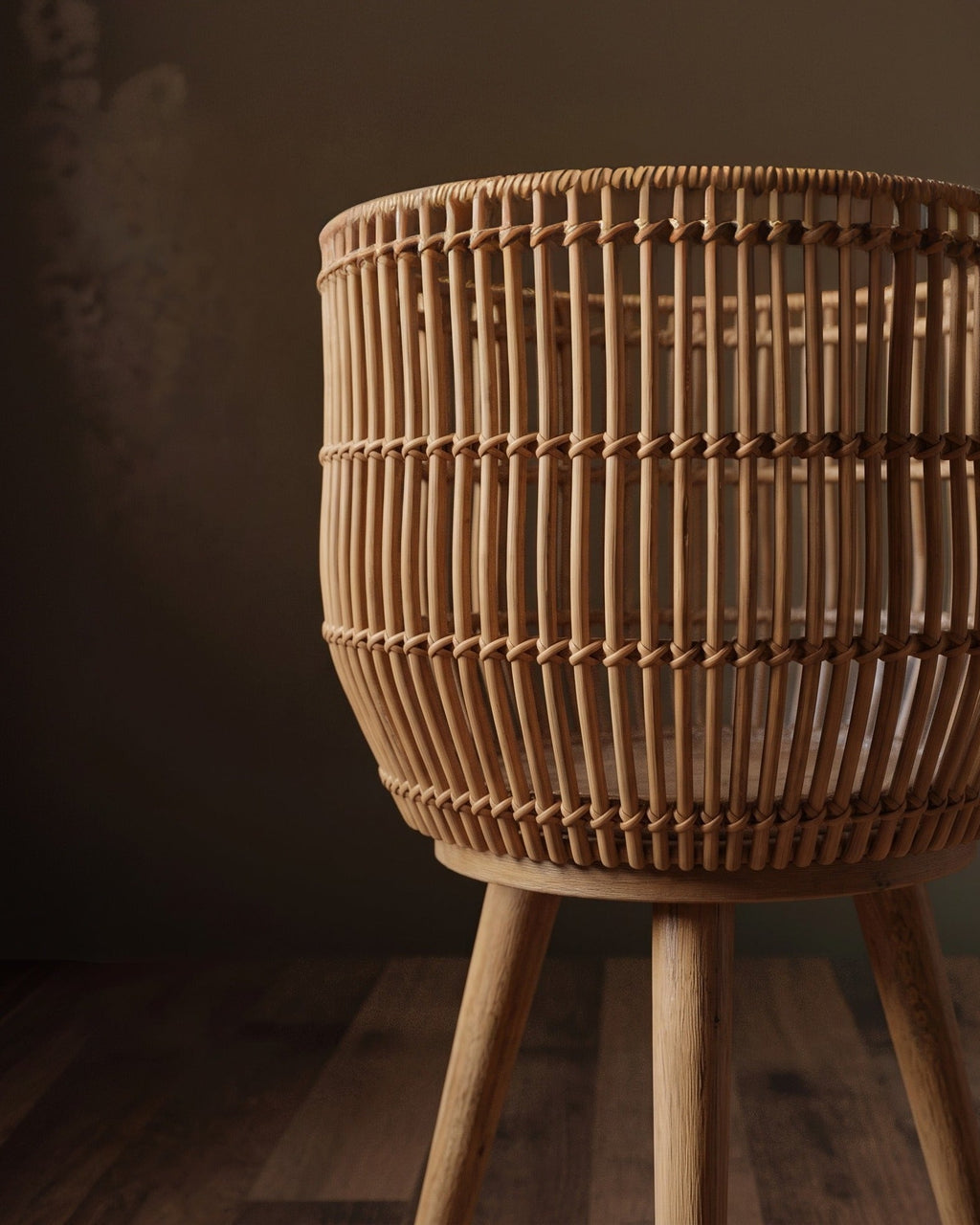 Le pot de fleurs sur pied en rotin Atelier