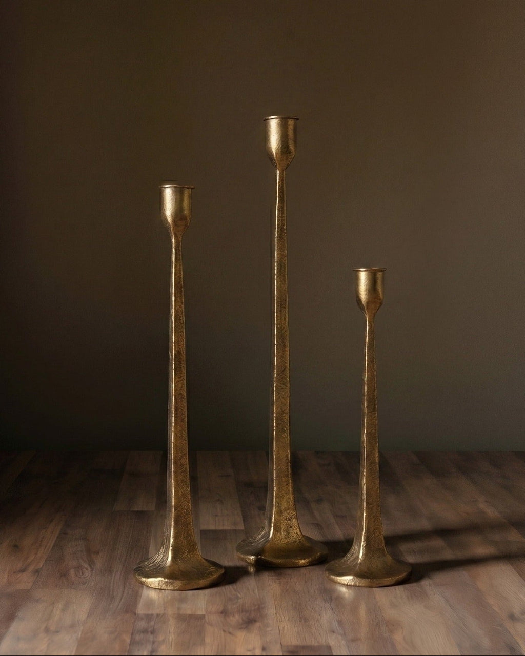 Les piédestaux coniques forgés à la main d'Or Doré