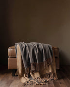Le confort naturel : Plaid en soie de mûrier à franges - Anthracite/Chameau