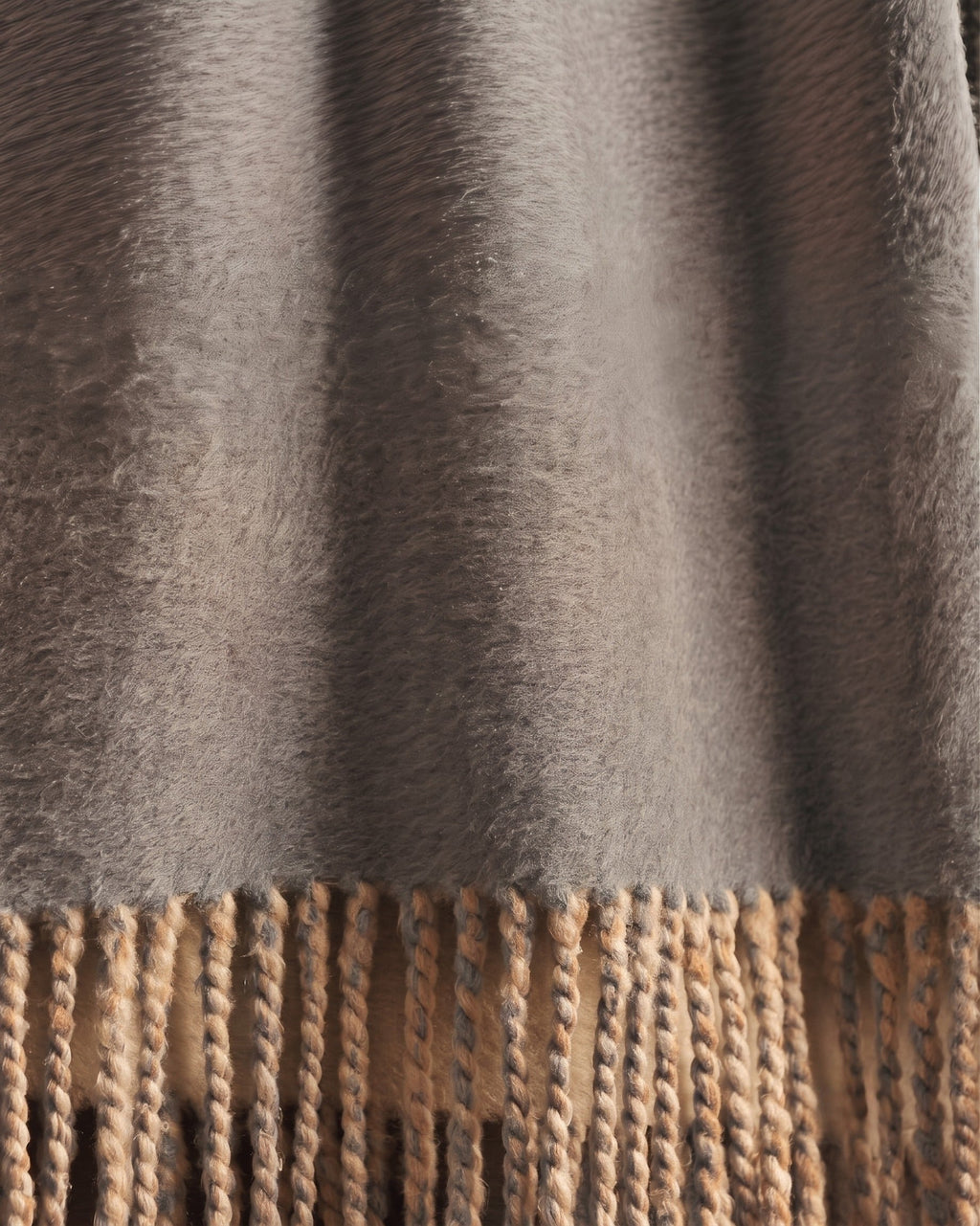 Le confort naturel : Plaid en soie de mûrier à franges - Anthracite/Chameau