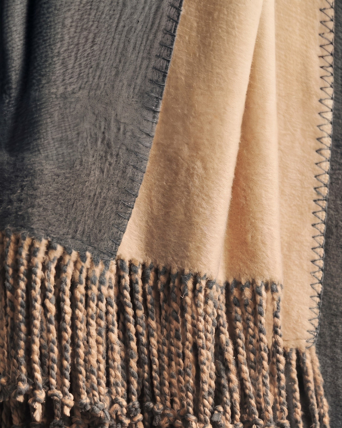 Le confort naturel : Plaid en soie de mûrier à franges - Anthracite/Chameau