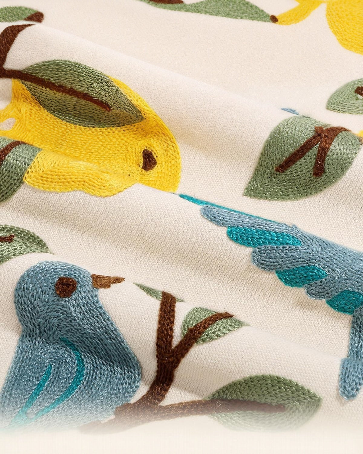 Le coussin d'appoint brodé main Citron et Passereau