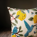 Le coussin d'appoint brodé main Citron et Passereau
