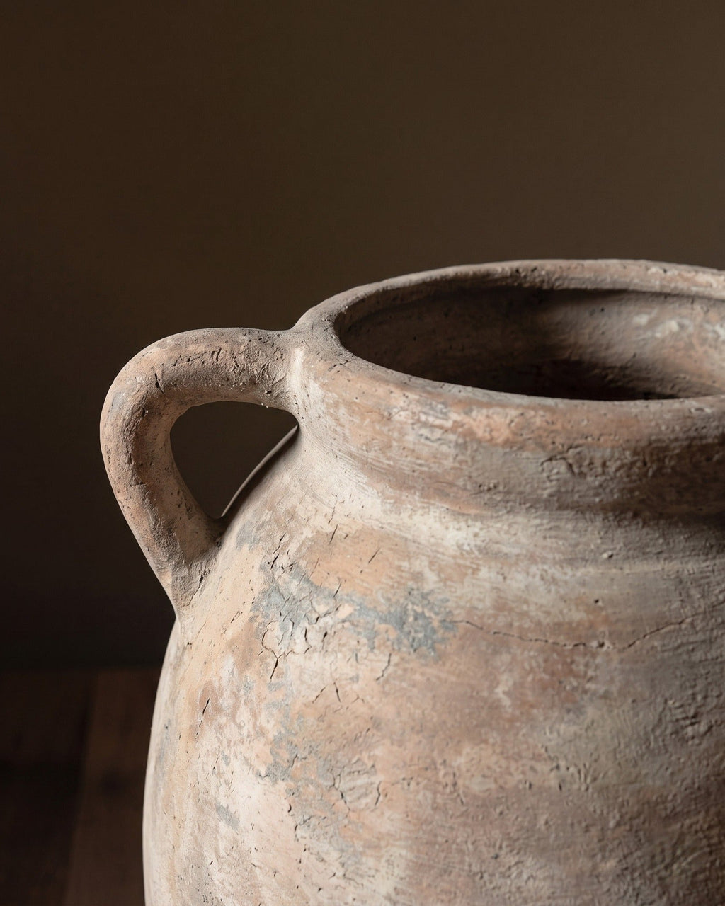 Le vase amphore en terre cuite patinée Artisan