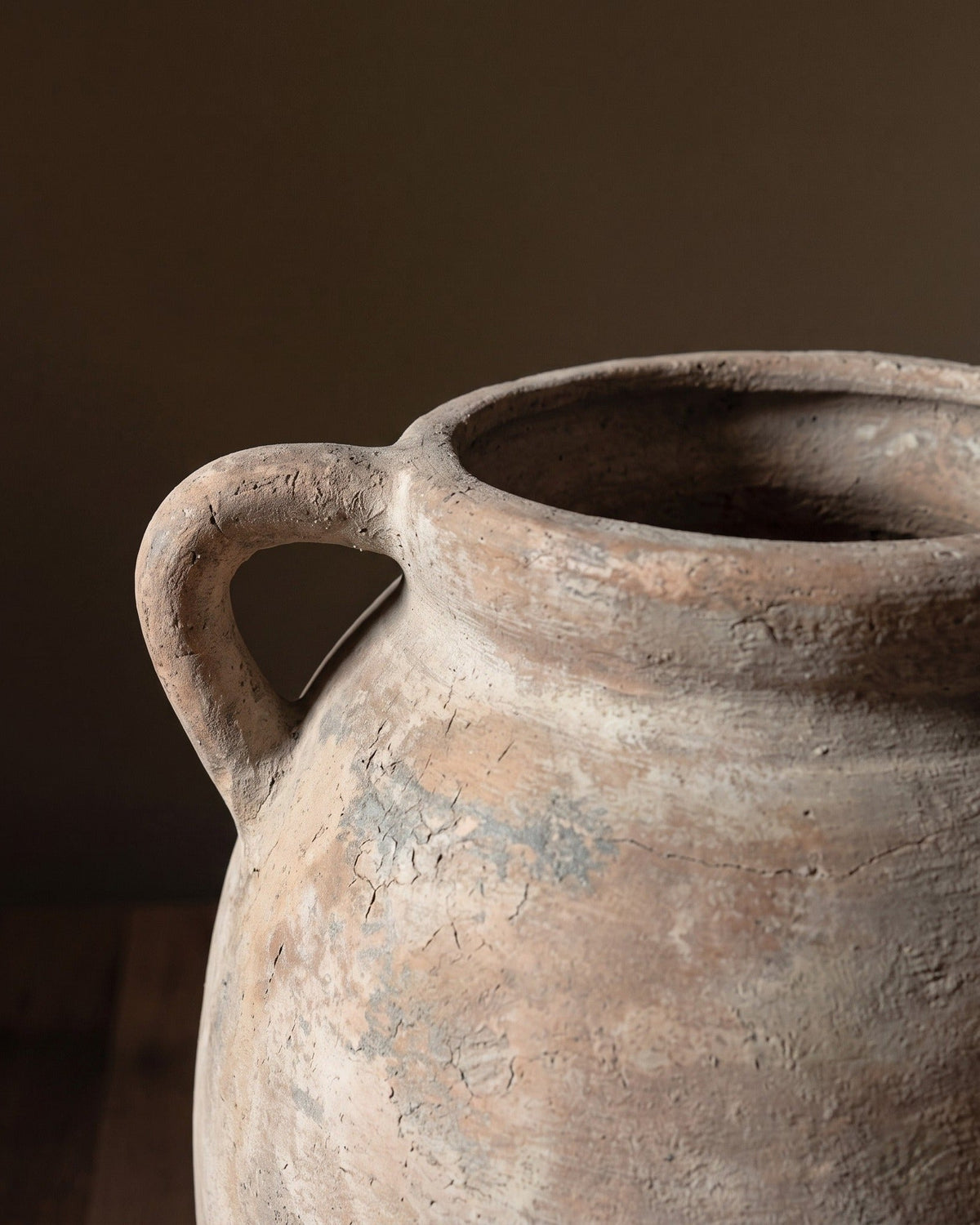 Le vase amphore en terre cuite patinée Artisan