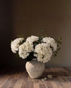 La pièce maîtresse Sonoma en fausse hortensia et eucalyptus (vase non inclus)