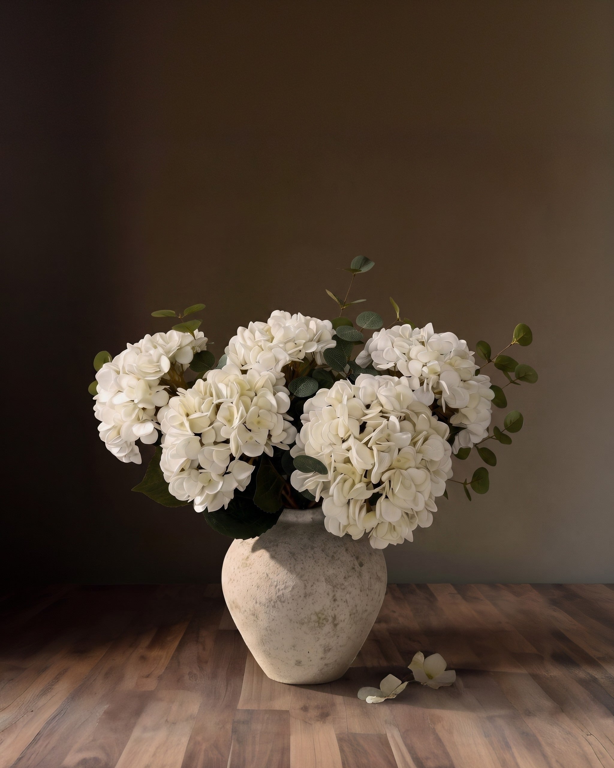 La pièce maîtresse Sonoma en fausse hortensia et eucalyptus (vase non inclus)